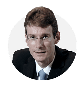 Team_StefanGueldenberg_Headshot Stefan Gueldenberg professional headshot in suit and blue tie.